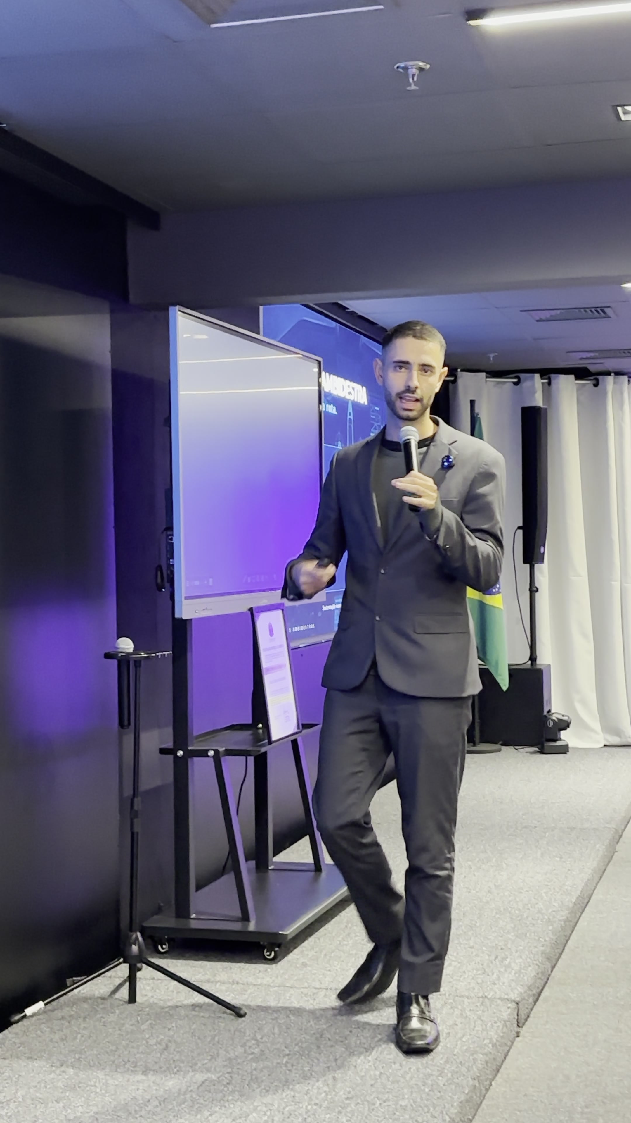 Vinícius Almeida em palco corporativo